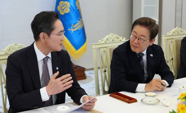 이재명 대통령이 지난 6월 13일 서울 용산 대통령실에서 열린 6경제단체·기업인 간담회에서 이재용 삼성전자 회장의 발언을 듣고 있다. 대통령실통신사진기자단