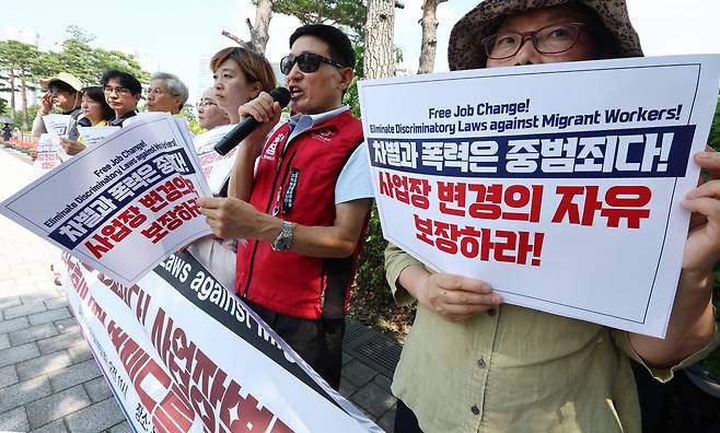 7월29일 서울 용산구 전쟁기념관 앞에서 열린 이주노동자 차별적 법제도 철폐 촉구 전국이주인권단체 공동 기자회견에서 우다야 라이 이주노조 위원장이 발언하고 있다. ⓒ연합뉴스