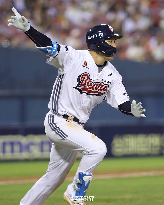 두산 안재석이 15일 잠실 KIA전에서 연장 11회말 끝내기 홈런을 친 뒤 달려나가고 있다. 두산 베어스 제공