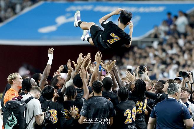 토트넘 훗스퍼 손흥민이 3일 서울월드컵경기장에서 열린 뉴캐슬 유나이티드와의 쿠팡플레이 친선경기를 마치고 동료들에게 헹가래를 받고 있다. 2025.08.03 문재원 기자