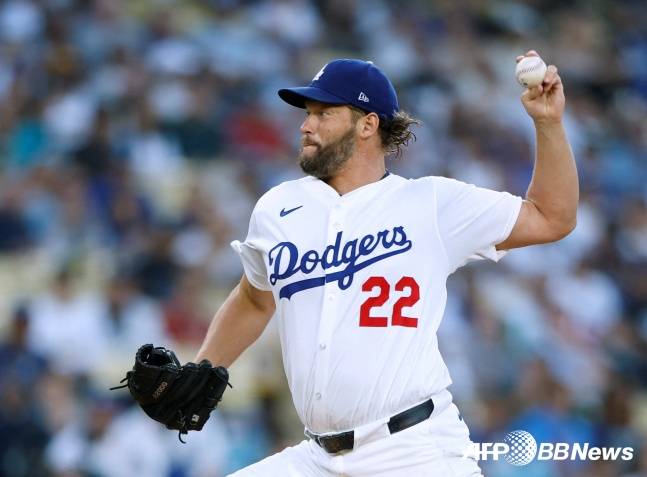 LA 다저스의 클레이튼 커쇼가 16일(한국시간) 2025 메이저리그 정규시즌 샌디에이고와 홈 경기에서 역투하고 있다. /AFPBBNews=뉴스1