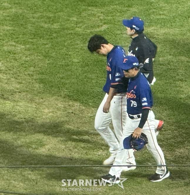 한화 문동주가 16일 창원 NC전에서 마운드를 내려가고 있다. /사진=양정웅 기자