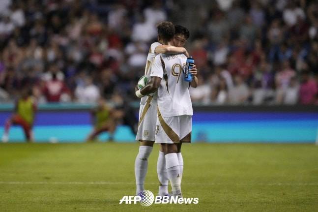 로스앤젤레스(LA)FC 손흥민(왼쪽)이 10일 미국 일리노이주 브리지뷰의 시트긱 스타디움에서 열린 시카고 파이어FC와의 2025 미국프로축구 메이저리그사커(MLS) 27라운드 원정경기 2-2 무승부 이후 드니 부앙가를 안은 채 대화하고 있다. /AFPBBNews=뉴스1