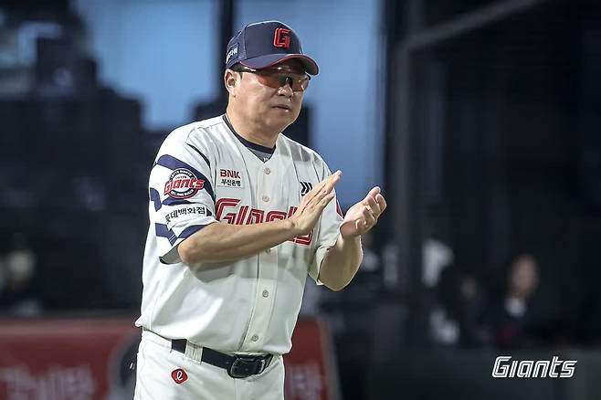 김태형 감독이 이끄는 롯데 자이언츠가 15일 부산 사직야구장에서 열린 2025 신한 SOL Bank KBO리그 삼성 라이온즈와의 팀 간 11차전에서 4-10으로 패배, 7연패의 수렁에 빠졌다. 사진 롯데 자이언츠