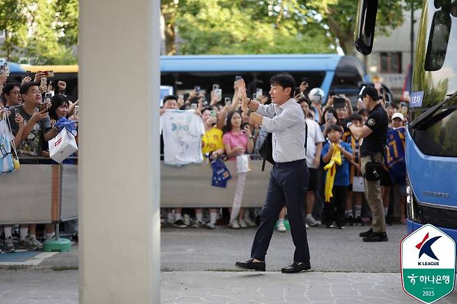 2주 전, 울산문수경기장에서 대역전패를 당했던 울산HD가 신태용 신임 감독 체제로 수원FC 원정 설욕전에 나선다.&nbsp;  수원과 울산이 16일 오후 8시 수원종합운동장에서 ‘하나은행 K리그1 2025’ 26라운드 맞대결을 갖는다. 한국프로축구연맹