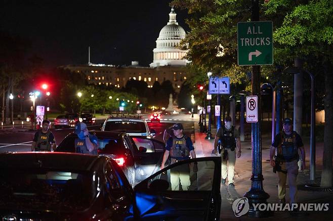 미국 워싱턴DC에서 차량을 검문하는 경찰 [AFP 연합뉴스 자료사진. 재판매 및 DB 금지]