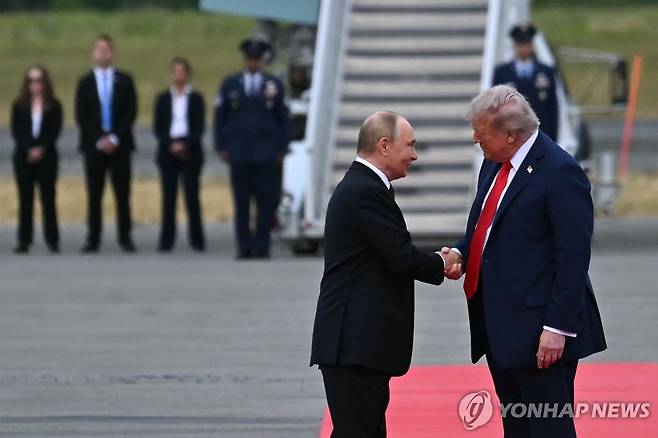 도널드 트럼프 미 대통령(오른쪽)과 블라디미르 푸틴 러 대통령 [앵커리지<미 알래스카> AFP=연합뉴스]