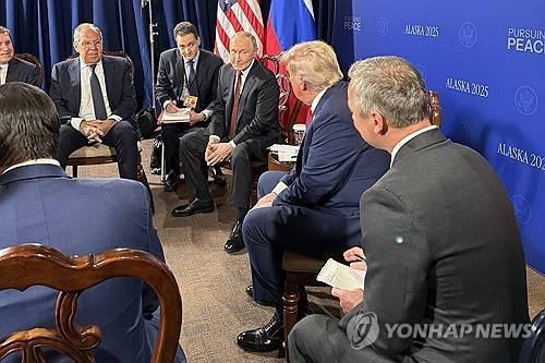 정상회담 하는 미러 양국 대표단  [앵커리지 UPI=연합뉴스]