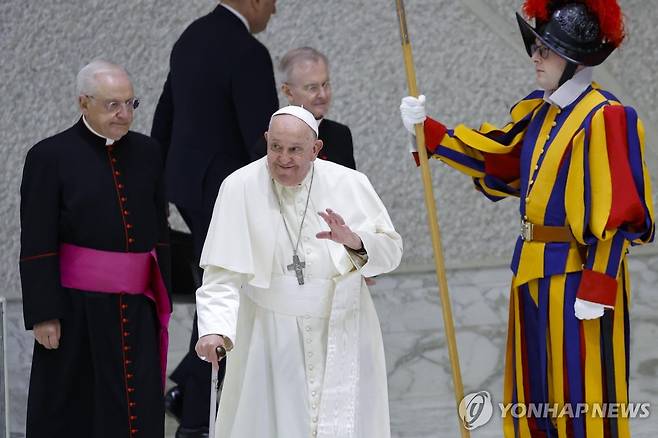 2024년 11월 프란치스코 교황. 철제 십자가 목걸이를 착용한 모습.  [EPA 연합뉴스 자료사진]