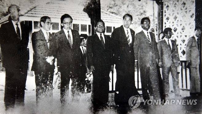 아웅 산 폭탄테러 사건 당시 한국의 수행 장관들 1983년 10월 9일 미얀마 아웅 산 묘소 폭발테러사건 당시 전두환 대통령 입장에 앞서 도열해 있는 수행 장관들
[연합뉴스 사진]
