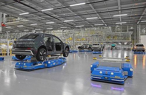 차체 및 부품 나르는 자율이동로봇     (엘라벨[미 조지아]=연합뉴스) 김보경 기자 = 지난 27일(현지시간) 미국 조지아주 서배너 엘라벨에 위치한 '현대차그룹 메타플랜트 아메리카'(HMGMA). 사진은 차체 및 부품 나르는 자율이동로봇. 2025.3.30 [현대차그룹 제공. 재판매 및 DB 금지] photo@yna.co.kr