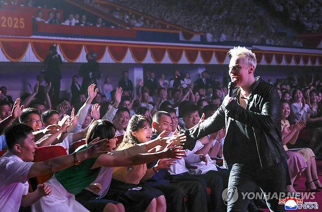 러시아의 경축사절들 경축공연 진행...김정은 관람 (평양 조선중앙통신=연합뉴스) 조국해방(광복) 80주년을 맞아 북한을 방문한 러시아 예술사절들의 경축공연이 지난 15일 평양체육관에서 진행됐다고 조선중앙통신이 16일 보도했다. 김정은 국무위원장이 러시아 하원(국가두마) 의장과 함께 공연을 관람했다. 이날 공연에서는 '친 푸틴' 성향으로 유명한 가수 샤먼(본명 야로슬라프 드로노프)이 '나의 러시아'와 '일어서리' 등 애국주의 주제의 노래를 불렀다고 통신은 전했다. 2025.8.16 
    [국내에서만 사용가능. 재배포 금지. For Use Only in the Republic of Korea. No Redistribution] nkphoto@yna.co.kr