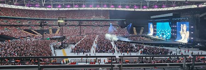 런던 웸블리 스타디움 무대 선 블랙핑크 (런던=연합뉴스) 김지연 특파원 = 걸그룹 블랙핑크가 15일(현지시간) 오후 영국 런던 웸블리 스타디움에서 월드투어 '데드라인' 런던 첫 공연을 펼치고 있다. 2025.8.16 cherora@yna.co.kr