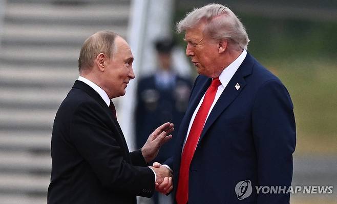 손 맞잡은 푸틴과 트럼프 [EPA=연합뉴스 자료사진. 재판매 및 DB 금지]