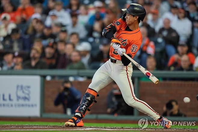 태극기를 배트에 새긴 이정후 (샌프란시스코 Imagn Images=연합뉴스) 샌프란시스코 이정후가 16일(한국시간) 미국 캘리포니아주 샌프란시스코 오라클파크에서 열린 탬파베이와 홈 경기, 2회초에 태극기를 새긴 배트를 들고 타석에 서고 있다.