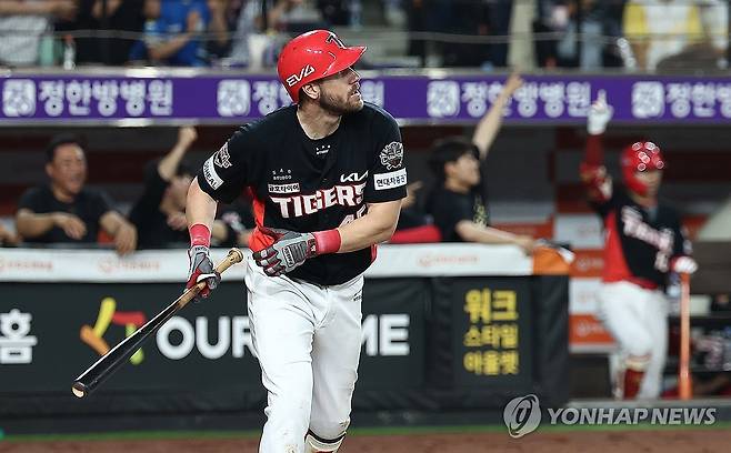위즈덤 '홈런이군' (대전=연합뉴스) 김성민 기자 = 8일 대전 한화생명볼파크에서 열린 2025 신한 SOL 뱅크 KBO리그 KIA 타이거즈와 한화 이글스의 경기. 8회초 1사 만루 KIA 위즈덤이 만루홈런을 치고 타구를 바라보고 있다. 2025.7.8 ksm7976@yna.co.kr