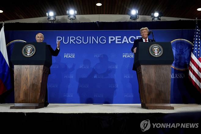 알래스카 정상회담 뒤 기자회견하는 푸틴과 트럼프 [AP 연합뉴스. 재판매 및 DB 금지]