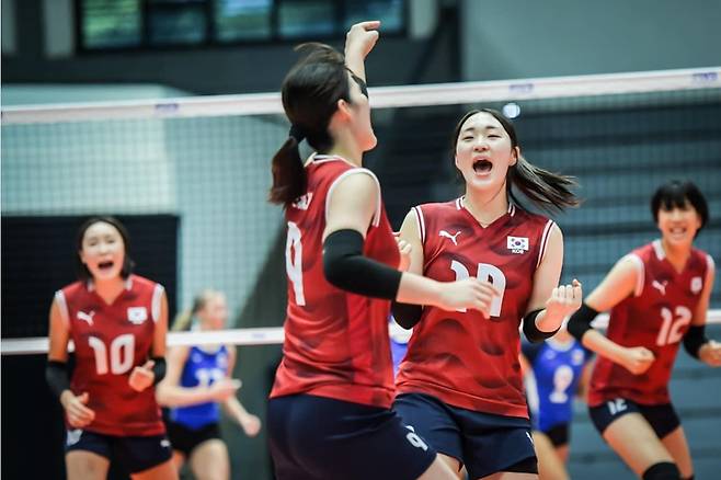 파이팅 외치는 한국 U-21 여자배구 대표팀 선수들 [FIVB 홈피 캡처. 재판매 및 DB 금지]