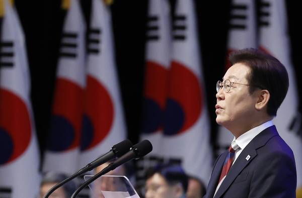 이재명 대통령이 15일 서울 세종문화회관에서 열린 80주년 광복절 경축식에서 경축사를 하고 있다. 2025.8.15 /대통령실통신사진기자단
