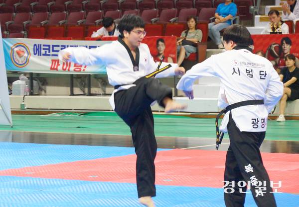15일 안양종합운동장 실내체육관에서 개최된 ‘제10회 경기도지사배 전국장애인태권도대회’에서 광명시 장애인태권도시범단이 겨루기 시범을 선보이고 있다. 2025.8.15. 안양/박상일기자 metro@kyeongin.com