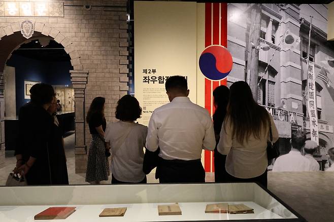 ▲ 지난 16일 광복회와 경기도 초청으로 방한한 독립유공자 후손 7명이 경기도박물관을 방문해 여운형 특별전을 감상하고 있다./사진제공=경기문화재단