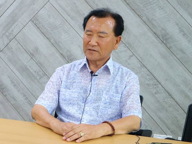 ▲&nbsp;김재권씨의 아들 김용규(75)씨가 경기도 강제동원 피해 실태조사에서 아버지의 생전 이야기를 전하고 있다. 그는 병만 안고 돌아온 아버지의 고통과 한을 증언했다. 평생 품삯조차 받지 못했던 현실을 알리는 모습. /사진제공=경기도