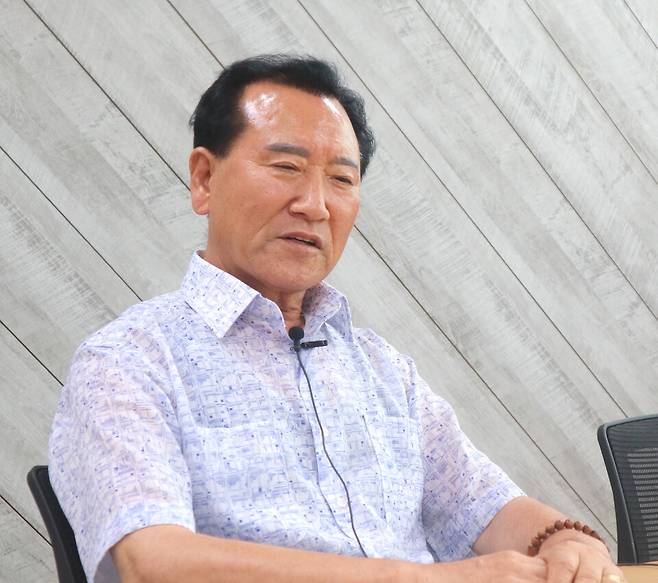 ▲&nbsp;김용규(75)씨가 아버지 김재권씨가 겪은 강제동원 피해를 증언하고 있다. 숨 막히는 지하 100m 탄광과 방직공장에서의 노역, 매질과 굶주림, 그리고 병든 몸만 남은 귀향까지. 그는