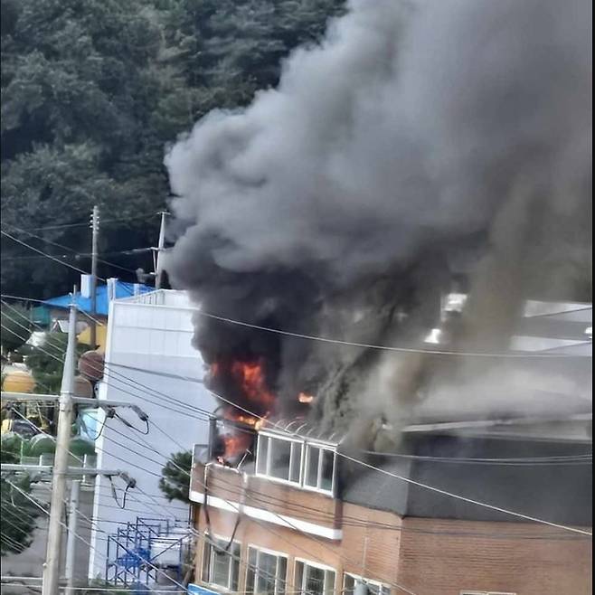 17일 오전 화성시 팔탄면 매곡리의 한 상가 건물에서 화재가 발생해 검은 연기가 치솟고 있다. 사진=경기도소방재난본부