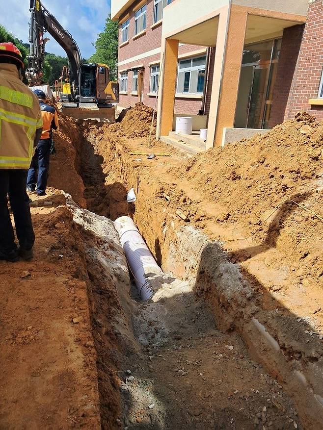 16일 오전 용인시 처인구의 한 중학교 배수로 공사 현장에서 터파기 작업 중 흙이 무너져 내려 60대 근로자 1명이 매몰돼 숨진 사고 현장. 사진=경기도소방재난본부