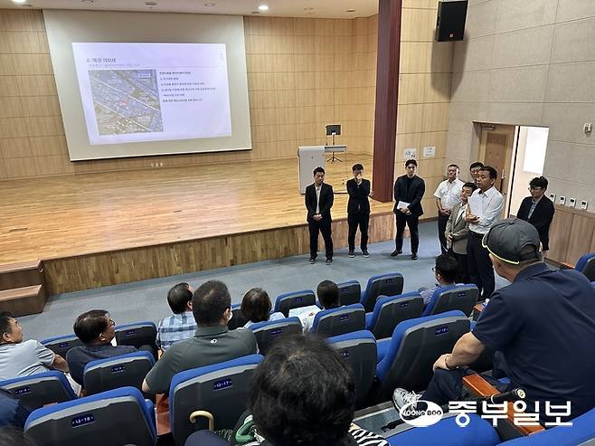 지난 14일 청운대학교 인천캠퍼스 114호 공연연습실에서 개최된 도화동 데이터센터 건립 관련 주민설명회에서 주민들이 반발하자 미추홀구청, 시행사 측 관계자들이 설명하고 있다. 사진=장수빈기자