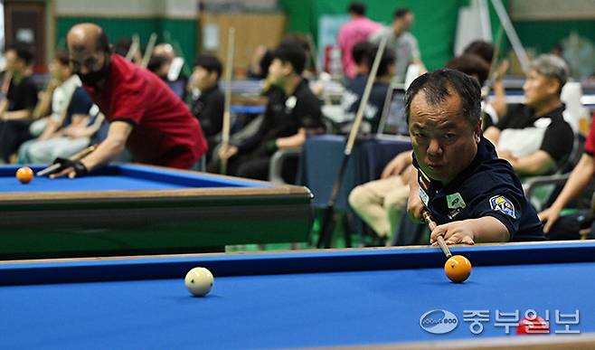 16일 오전 안산시 와동체육관에서 열린 2025 안산 김홍도배 전국 3쿠션 당구대회에서 참가자가 집중해서 공을 치고 있다. 김경민기자