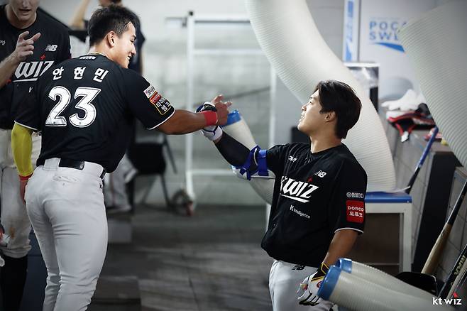 지난 7일 KBO 한화전서 KT 안현민이 강백호와 하이파이브를 하고 있다. 사진=KT위즈