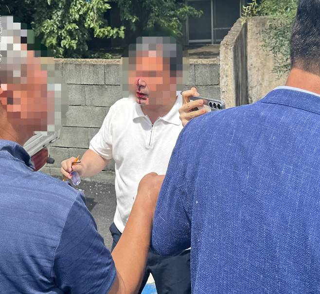광주시 공무원이 지난 13일 광주 광산구 삼도동 행정복지센터 앞에서 함평 군민에 의해 상처를 입고 피를 흘리고 있다. /임지섭 기자 ljs@namdonews.com