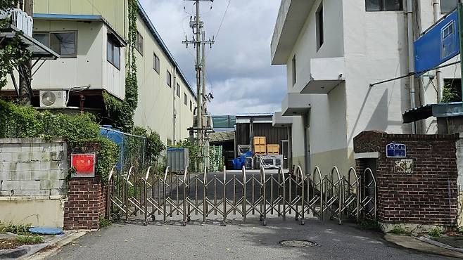 사진은 광주광역시 하남산단 내 한 업체 공장 문이 굳게 닫힌 채 멈춰 있는 모습. /박준호 기자 bjh@namdonews.com