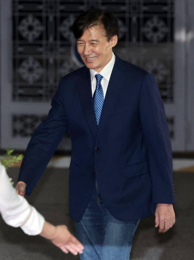 조국혁신당 조국 전 대표가 지난 15일 광복절 특별사면·복권 조치로 출소하며 서울 구로구 남부교도소를 나서고 있다. /연합뉴스