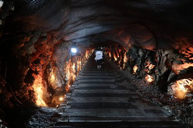 조선인을 강제 동원해 금 등을 캤던 광산에 문화·예술을 접목해 관광지로 만든 경기도 광명시 ‘광명동굴\'.