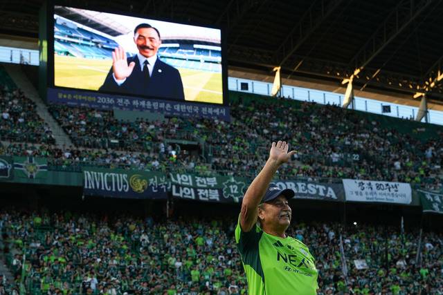 전북현대모터스FC가 지난 16일 광복 80주년을 맞아 도산 안창호 선생의 외손자인 필립 안 커디의 시축과 함께 전광판에 AI로 복원한 도산 선생의 모습을 보여 주고 있다. 전북현대 제공