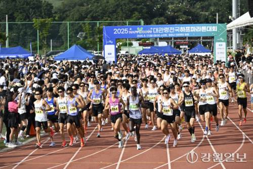 ◇한국실업육상연맹, 강원특별자치도육상연맹, 평창군육상연맹이 함께 마련한 2025 HAPPY700평창 대관령 전국 하프마라톤대회가 17일 대관령면 일원에서 전국 실업 육상선수 150명과 전국 육상 동호인 2,000여 명이 참가한 가운데 펼쳐졌다.
