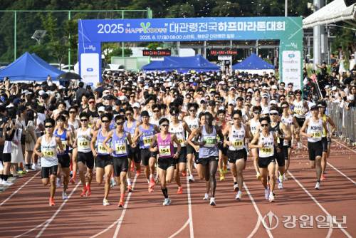 ◇한국실업육상연맹, 강원특별자치도육상연맹, 평창군육상연맹이 함께 마련한 2025 HAPPY700평창 대관령 전국 하프마라톤대회가 17일 대관령면 일원에서 전국 실업 육상선수 150명과 전국 육상 동호인 2,000여 명이 참가한 가운데 펼쳐졌다.