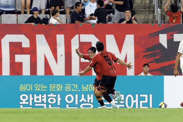 경남FC 정충근이 16일 창원축구센터에서 열린 서울 이랜드FC와 경기에서 동점 골을 넣은 뒤 환호하고 있다. /프로축구연맹
