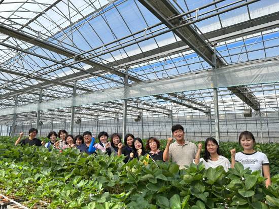 경남도농업기술원은 딸기 산업을 지속 가능하게 육성하고, 첨단농업으로의 전환을 추진하기 위한 기반 구축 필요성을 제기하고 있다. 사진은 딸기담당자들이 함께 단체촬영을 하고 있다.사진=경남도농업기술원