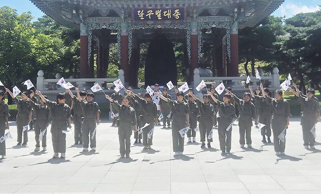 어린이독도의용수비대원들이 독도의용수비대 복장을 하고 독도는 우리 땅 퍼포먼스를 하고 있다. /울릉군가족센터 제공