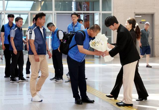부산시가 해양수산부 노조와 면담을 가진 지난달 31일 부산시 직원들이 부산시청을 방문한 해수부 노조 대표들에게 환영의 꽃다발을 전달하고 있다. 정종회 기자 jjh@