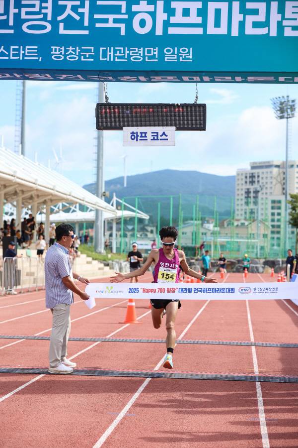 한국 남자 육상 장거리를 이끌 기대주로 떠오르고 있는 영천시청 박재우가 17일 강원도 대관령면에서 열린 2025대관령전국하프마라톤대회에서 첫 출전해 우승을 차지하는 기염을 토해냈다.