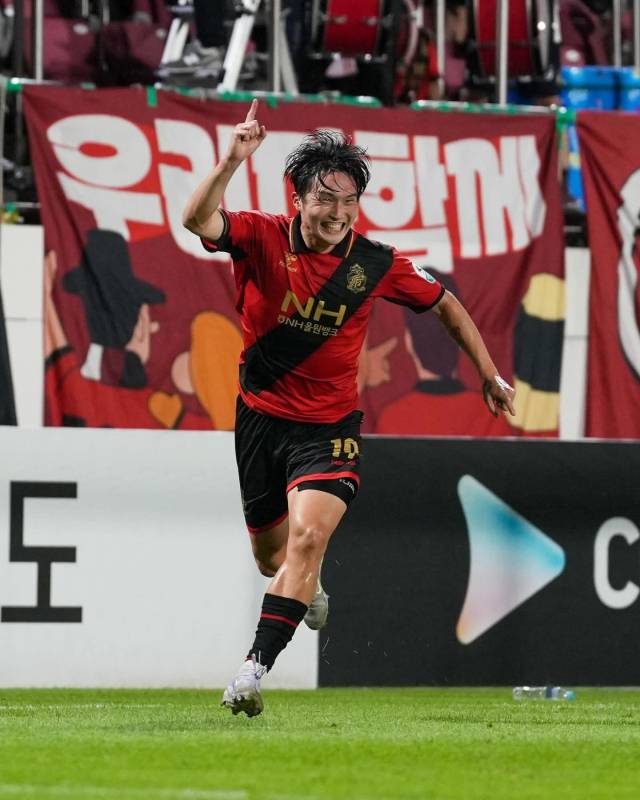 지난 16일 창원축구센터에서 열린 서울 이랜드 FC와의 홈경기에서 경남FC 정충근이 후반 추가시간 극적인 동점골을 넣고 세리머니를 하고 있다./경남FC/