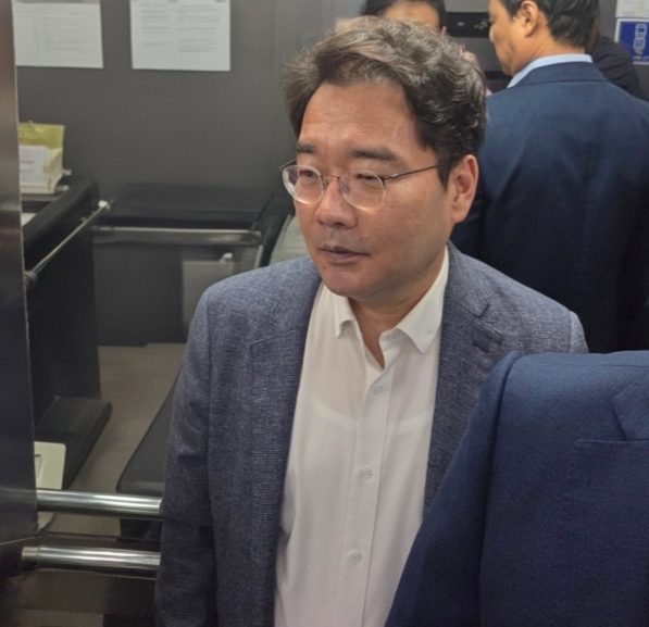 지난 7일 1심 선고 후 기자들의 질문에 답변하고 있는 윤석준 동구청장. 대구일보 DB