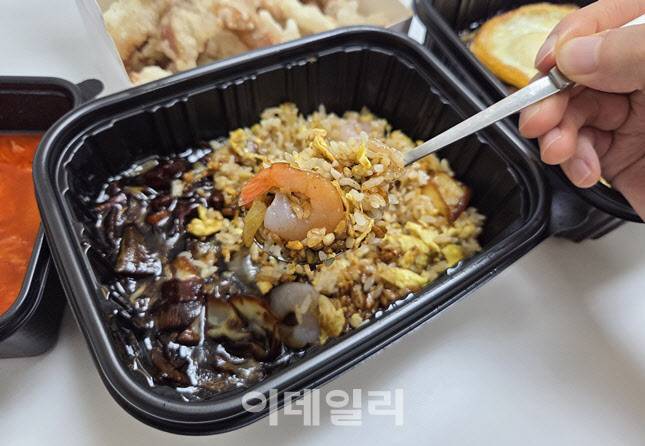 홍콩반점에서 최근 출시한 볶음밥 메뉴. 계란과 야채를 섞은 밥 위에 새우 토핑을 올렸다. (사진=한전진 기자)