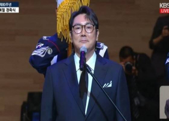 배우 조진웅 씨가 ‘제80주년 광복절 경축식’에서 대표로 국기에 대한 맹세문을 낭독했다.(사진=KBS)