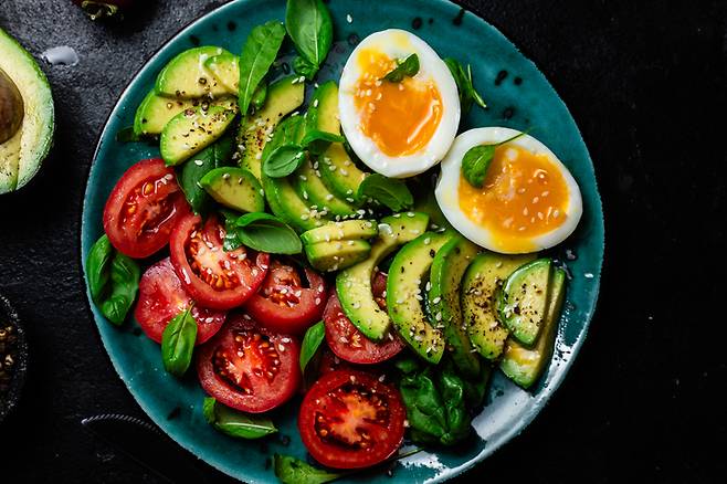 토마토와 달걀, 아보카도 같은 식품은 자외선 손상으로부터 피부를 보호하고, 탄력을 높이는 등의 피부 건강 효과를 갖고 있다. [사진=게티이미지뱅크]