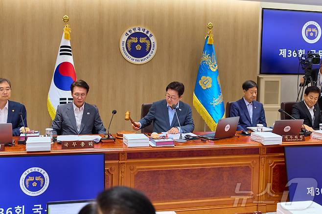 이재명 대통령이 서울 용산 대통령실 청사에서 열린 국무회의에서 의사봉을 두드리고 있다. (대통령실 제공. 재판매 및 DB금지) 2025.8.12/뉴스1 ⓒ News1 이재명 기자